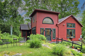 Berkshire Retreat- A stone's throw to downtown Lenox